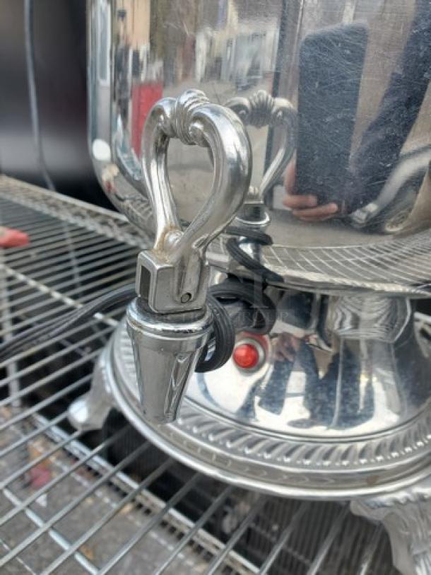 Farberware Automatic Presentation Coffee Percolator Urn. 120V, 60 Hz - Image 2 of 5