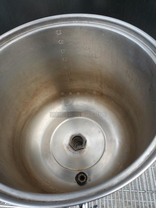 Farberware Automatic Presentation Coffee Percolator Urn. 120V, 60 Hz - Image 3 of 5