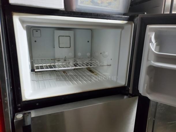 Frigidaire Top Freezer Refrigerator. 6 Amps, 115V, 60 Hz - Image 2 of 7
