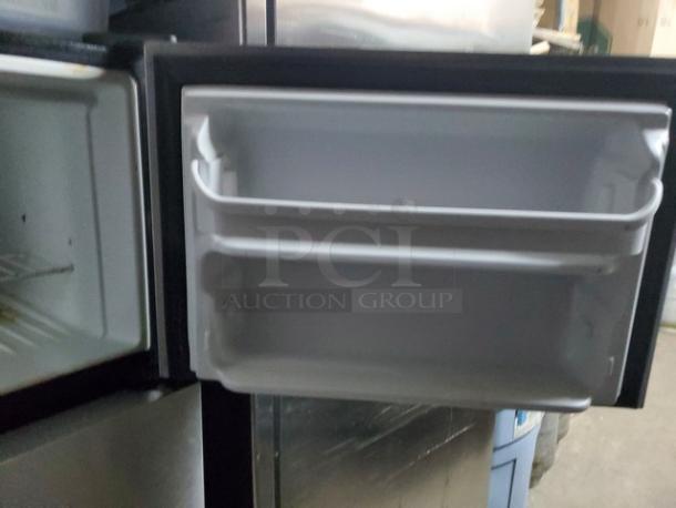 Frigidaire Top Freezer Refrigerator. 6 Amps, 115V, 60 Hz - Image 3 of 7