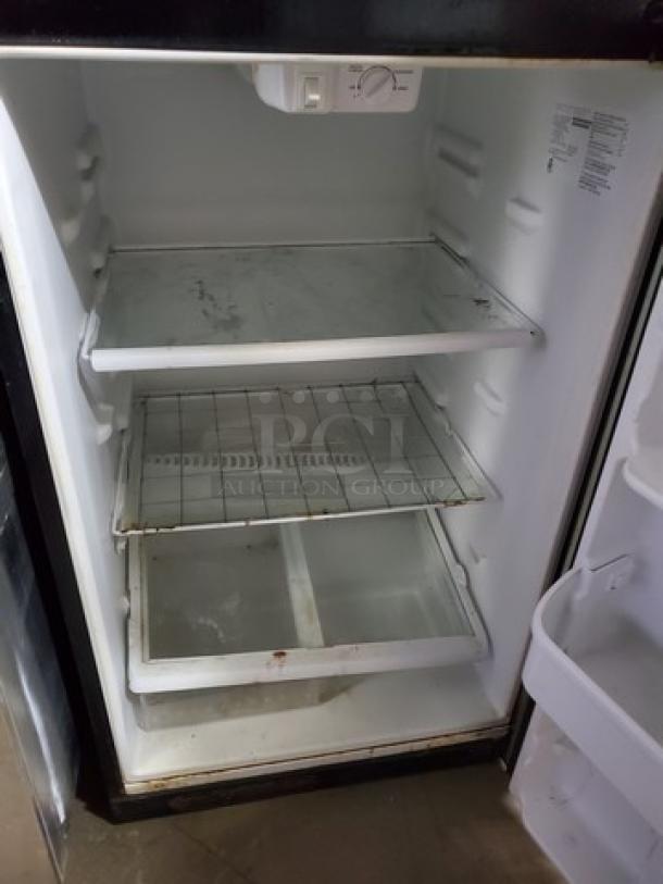 Frigidaire Top Freezer Refrigerator. 6 Amps, 115V, 60 Hz - Image 4 of 7