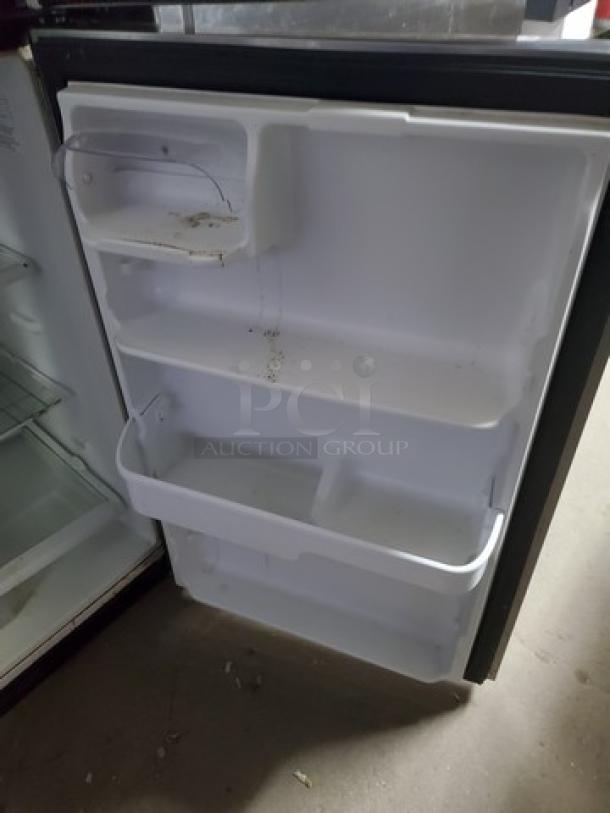 Frigidaire Top Freezer Refrigerator. 6 Amps, 115V, 60 Hz - Image 5 of 7