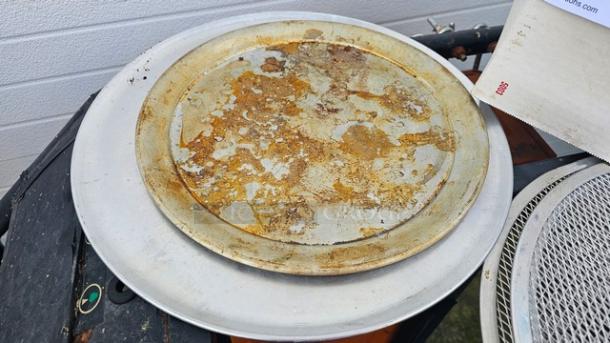 2 Miscellaneous Pizza Pans (2xBid) - Image 1 of 2