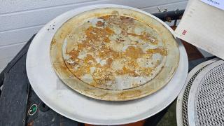 2 Miscellaneous Pizza Pans (2xBid)