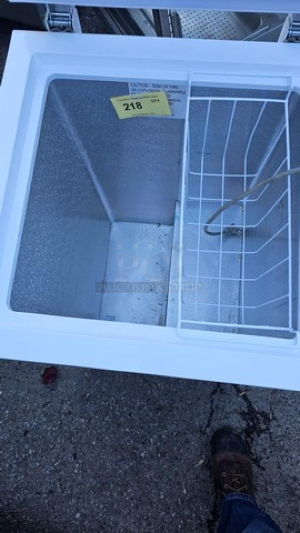 Black + Decker Small Chest Freezer. Like New! - Image 2 of 4