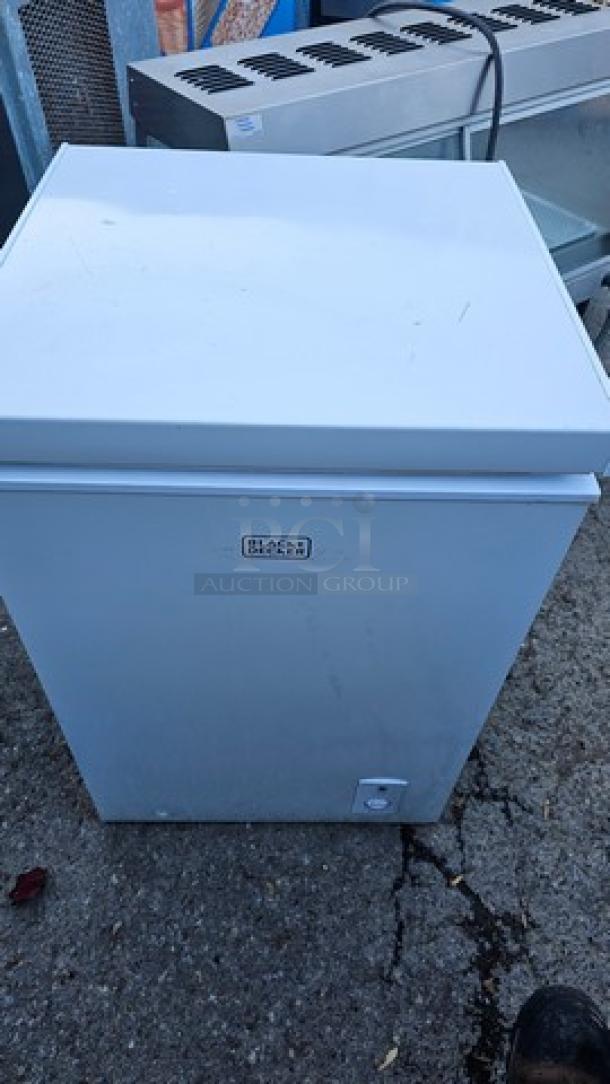 Black + Decker Small Chest Freezer. Like New! - Image 3 of 4