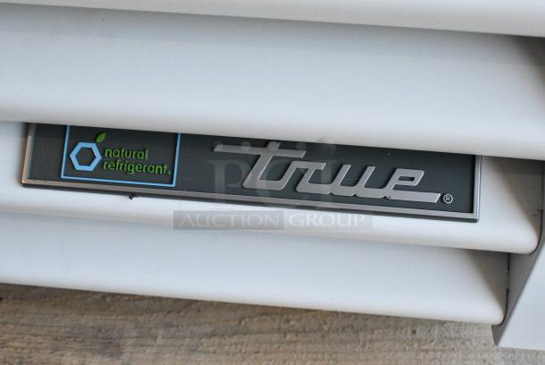 BRAND NEW SCRATCH AND DENT! 2024 True TSCI-600R-G-PH Metal Commercial Single Door Reach In Cooler Merchandiser w/ Poly Coated Racks. 115 Volts, 1 Phase. Tested and Working! - Image 4 of 6