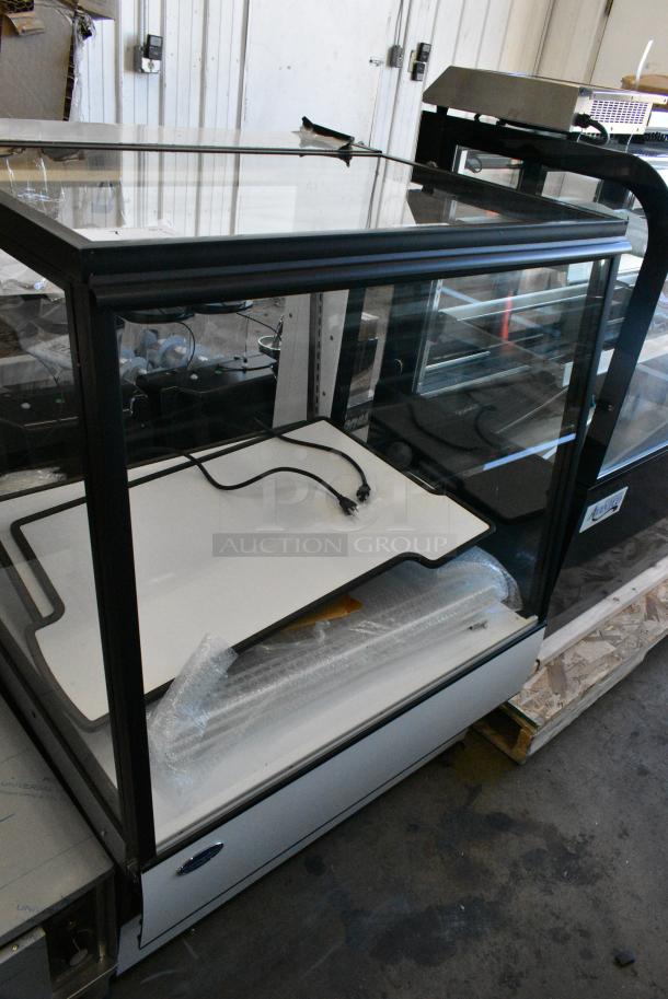 BRAND NEW SCRATCH AND DENT! Federal SGD3648 Metal Commercial Dry Display Case Merchandiser. 120 Volts, 1 Phase. - Image 2 of 6