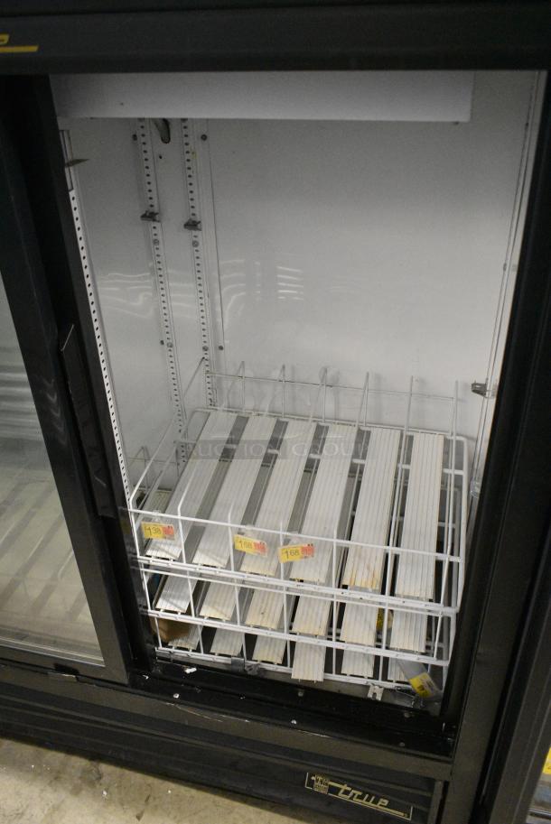 True GDM-41SL-54-LD Metal Commercial 2 Door Reach In Cooler Merchandiser w/ Poly Coated Racks. 115 Volts,1 Phase. Tested and Working! - Image 5 of 6
