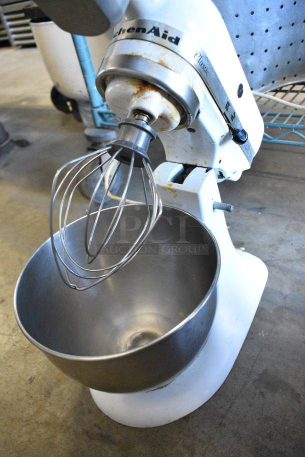 KitchenAid K45SSWH Metal Countertop Planetary Dough Mixer w/ Attachment, Paddle and Whisk Attachments. 120 Volts, 1 Phase. Tested and Working! - Image 6 of 8