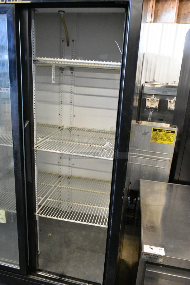 True GDM-33 Metal Commercial 2 Door Reach In Cooler Merchandiser w/ Poly Coated Racks. 115 Volts, 1 Phase. Tested and Working! - Image 4 of 5