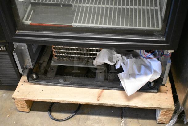 True GDM-12-HC-LD Metal Commercial Single Door Reach In Cooler Merchandiser w/ Poly Coated Racks. 115 Volts, 1 Phase. Tested and Working! - Image 2 of 6