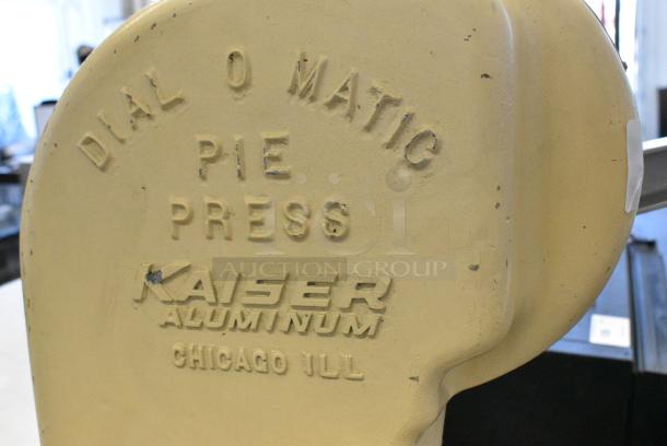 Kaiser D-301 Metal Commercial Countertop Pie Press on Metal Stand w/ Commercial Casters. 115 Volts, 1 Phase. Tested and Working! - Image 6 of 8
