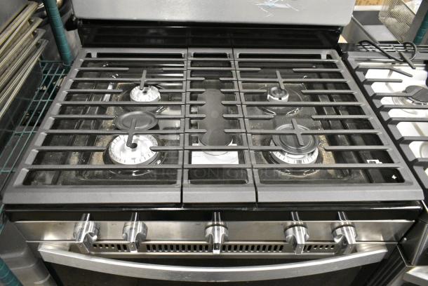 BRAND NEW SCRATCH AND DENT! Whirlpool Stainless Steel Commercial Natural Gas Powered 4 Burner Range w/ Convection Oven. - Image 3 of 6