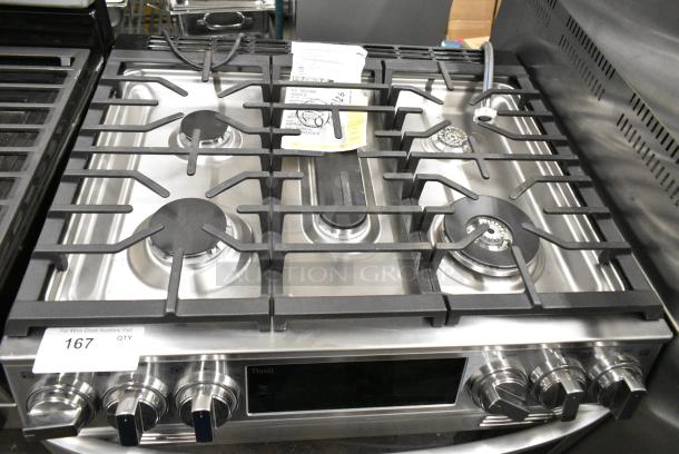 BRAND NEW SCRATCH AND DENT! LG Stainless Steel Commercial Natural Gas Powered 4 Burner Range w/ Convection Oven. - Image 3 of 5