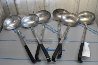 BRAND NEW SCRATCH AND DENT! Lot of 6 Vollrath 56728 8 oz. Two-Piece Oval Stainless Steel Ladle with Black Kool-Touch® Handle