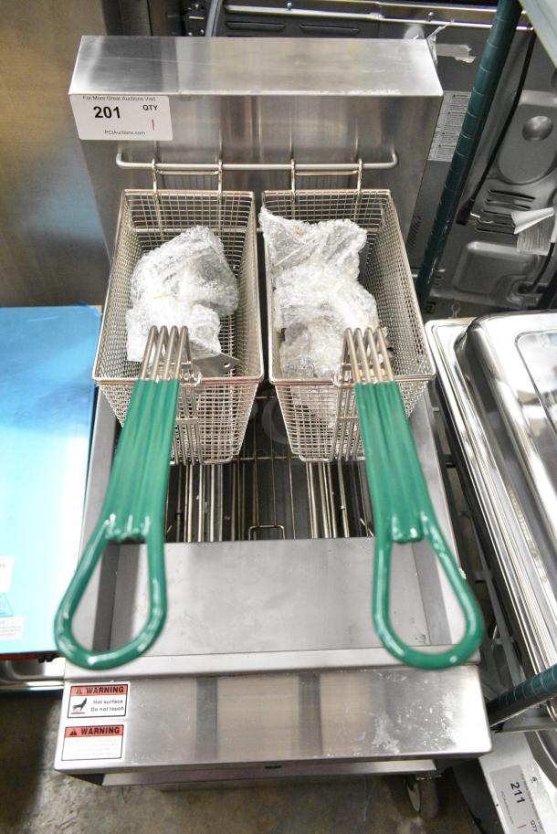 BRAND NEW SCRATCH AND DENT! Avantco 177EF40E Stainless Steel Commercial Countertop Electric Powered Deep Fat Fryer w/ 2 Metal Fry Baskets. 240 Volts. - Image 3 of 7