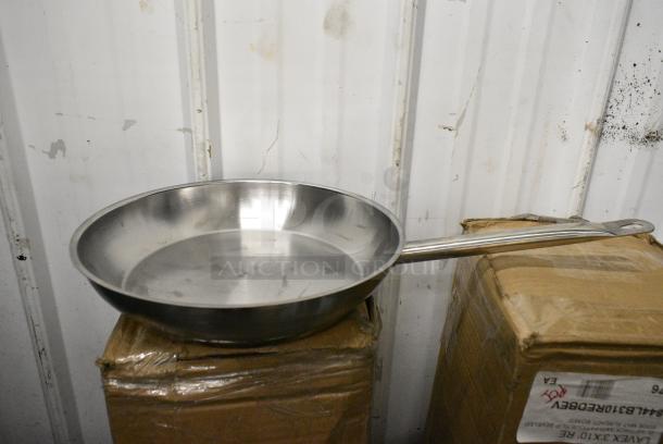 10 BRAND NEW SCRATCH AND DENT! Vigor 473SSFRY11 SS1 Series 11" Stainless Steel Fry Pan with Aluminum-Clad Bottom. 10 Times Your Bid! - Image 3 of 4