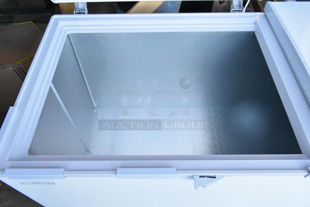 BRAND NEW SCRATCH AND DENT! KoolMore SCF-24C Metal Chest Freezer w/ 2 Hinge Lids. 115 Volts, 1 Phase. Tested and Working! - Image 4 of 6