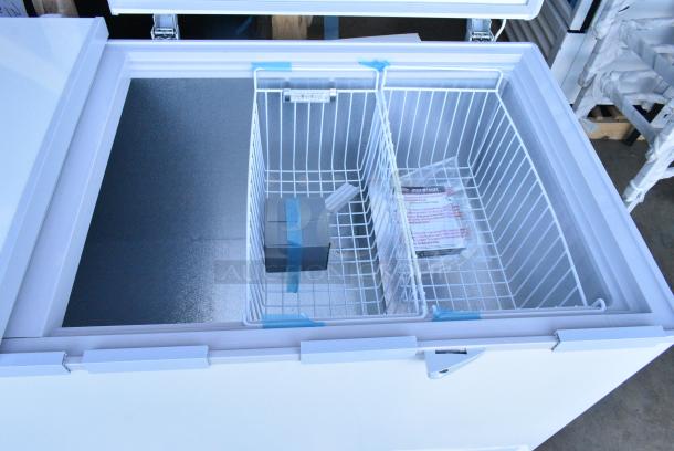 BRAND NEW SCRATCH AND DENT! KoolMore SCF-24C Metal Chest Freezer w/ 2 Hinge Lids. 115 Volts, 1 Phase. Tested and Working! - Image 5 of 6