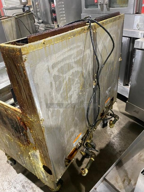 Pitco Solstice Supreme Series Commercial Natural Gas Powered Floor Style Double Bay Deep Fat Fryer!  With Backsplash! All Stainless Steel! On Casters! 115V! Model: SSH75 SN: G1CB091291! Working When Removed! - Image 4 of 13