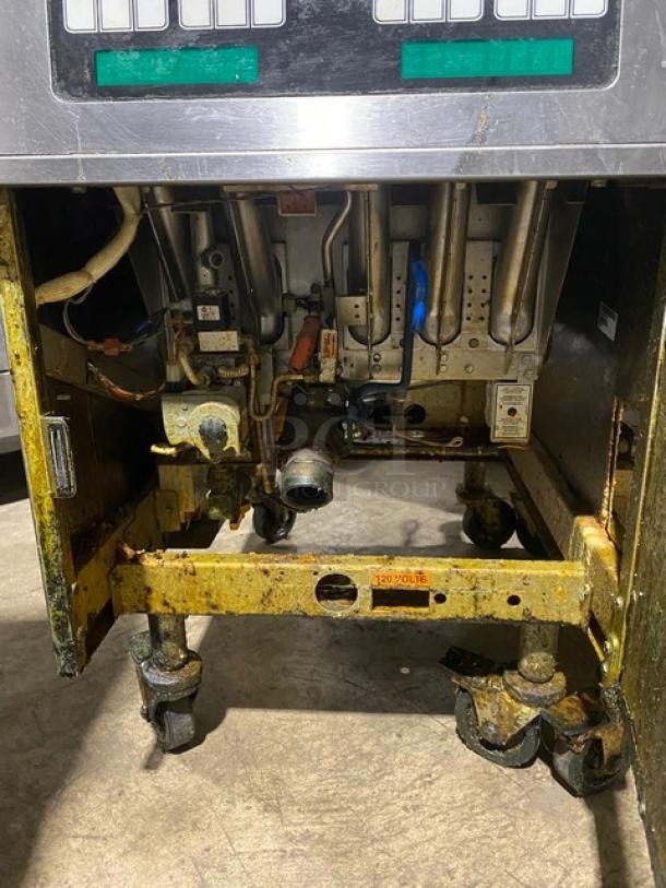 Pitco Solstice Supreme Series Commercial Natural Gas Powered Floor Style Double Bay Deep Fat Fryer!  With Backsplash! All Stainless Steel! On Casters! 115V! Model: SSH75 SN: G1CB091291! Working When Removed! - Image 8 of 13