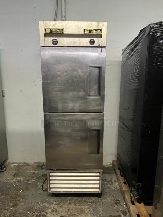 True T-23DT-HC 27" One Section Commercial Combo Refrigerator Freezer - Right Hinge Solid Doors, Dual Temp, 115v