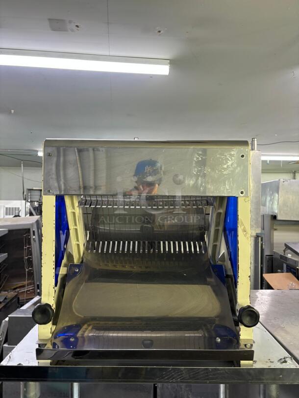 WOW !! ELECTRIC COUNTER TOP BREAD SLICER Electric 30258 - Image 3 of 8