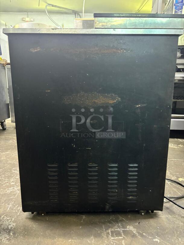 Maxx Cold MXCR50BHC Double Lid Horizontal Bottle Cooler 50" - Image 5 of 5