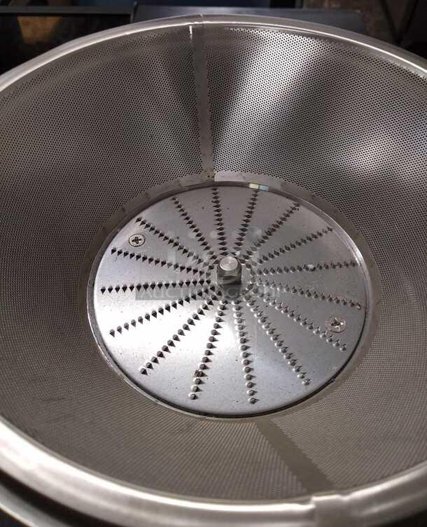 Prepline JUICEFASTER1000 Commercial 1/2 HP Electric Juice Extractor - Image 9 of 10