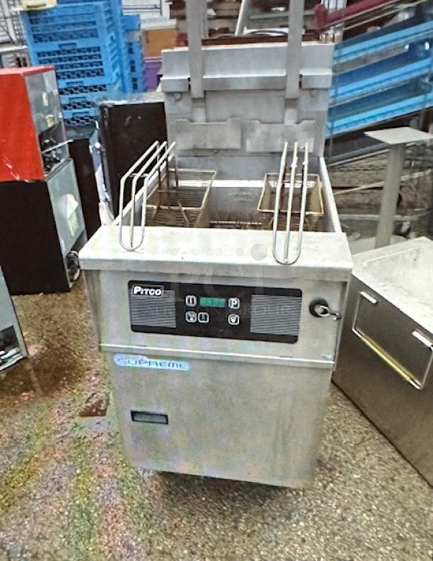 One Pitco Solstice Supreme Fryer On Casters With 2 Baskets. 20X35X55 - Image 1 of 1