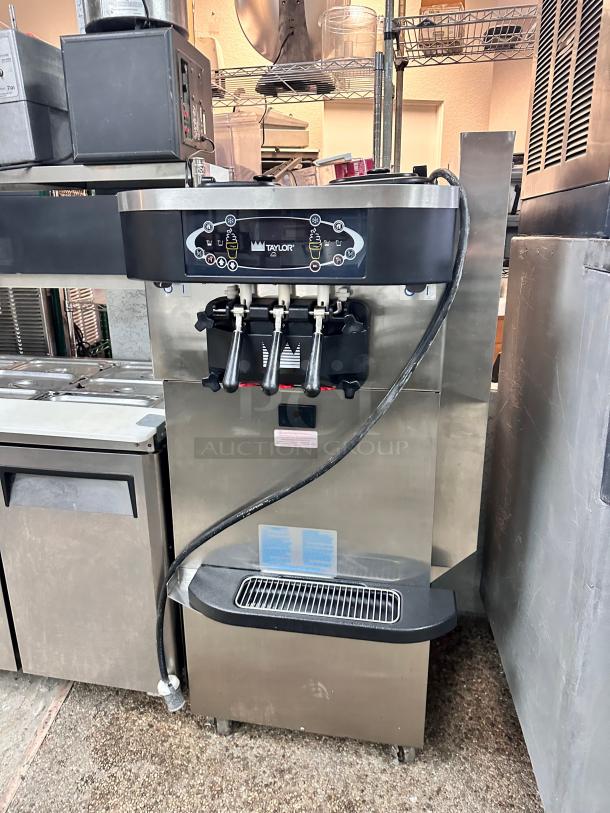 Excellent Condition Taylor Commercial Ice Cream Maker 220 Volt Tested and Working! - Image 2 of 8