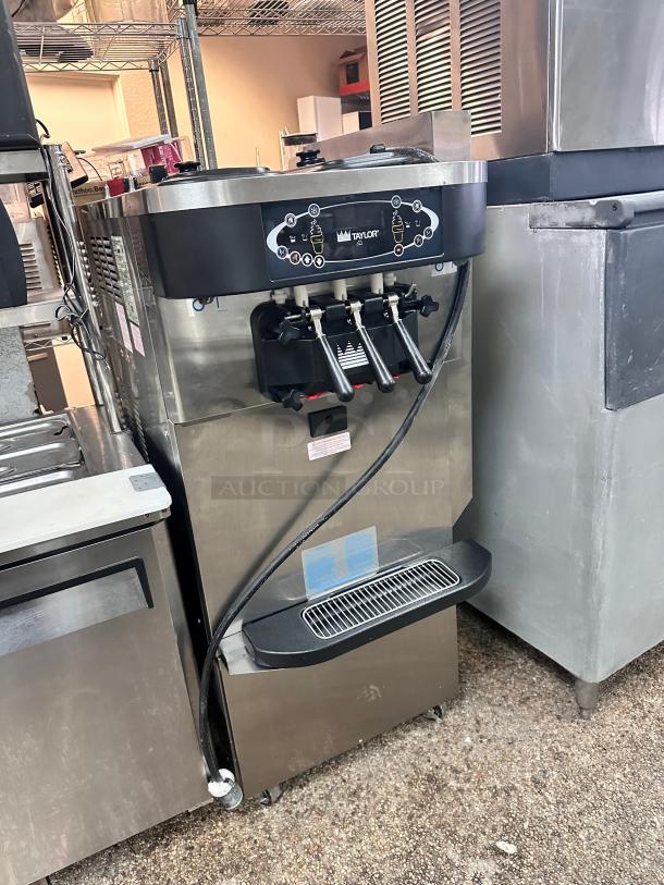 Excellent Condition Taylor Commercial Ice Cream Maker 220 Volt Tested and Working! - Image 4 of 8