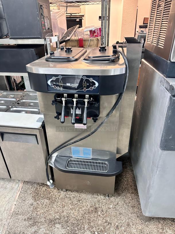 Excellent Condition Taylor Commercial Ice Cream Maker 220 Volt Tested and Working! - Image 6 of 8