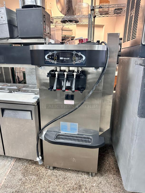 Excellent Condition Taylor Commercial Ice Cream Maker 220 Volt Tested and Working! - Image 7 of 8