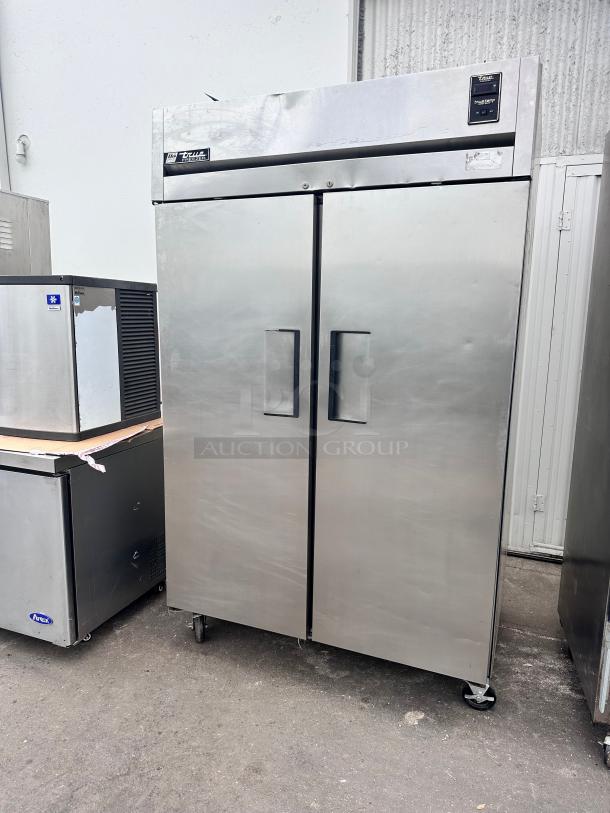 True Commercial Two Door Commercial Freezer Tested and Working! - Image 4 of 7