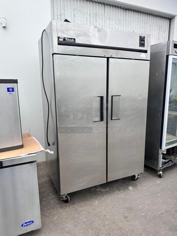 True Commercial Two Door Commercial Freezer Tested and Working! - Image 6 of 7