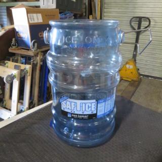One San Jamar Ice Bucket