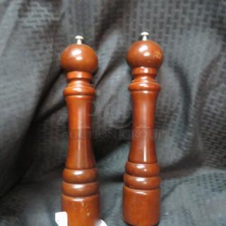 Wooden Salt/Pepper Grinder. 2XBID
