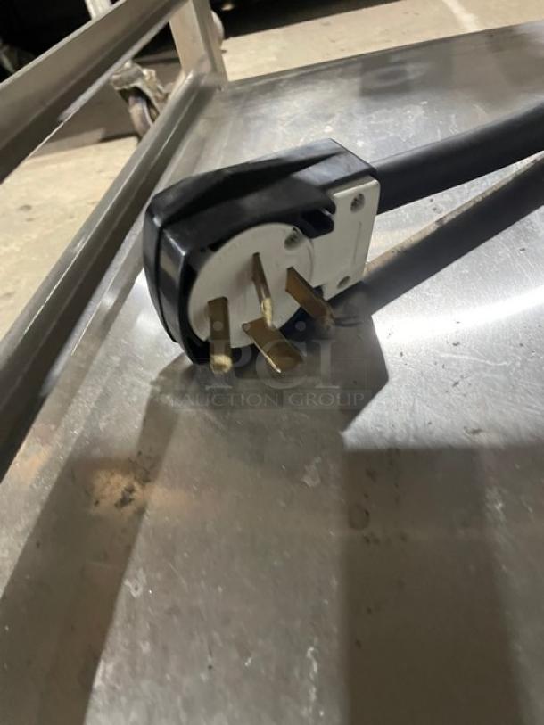 WOW! 2020 Late Model!  Alto Shaam Commercial Electric Powered Half Size Multi-Cook Oven! With 4 Cooking Chamber Zones! With Individual Controls! On Storage Shelf With 5 Pan Holding Rack! All Stainless Steel! With Metal Oven Racks! On Casters! 208-240V 3 Phase! Model: VMC-H4H SN: 2732953-000! Working When Removed! - Image 10 of 10