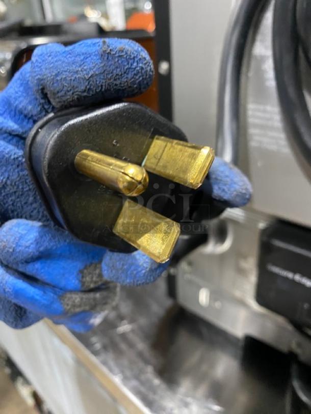 Late Model 2021! MerryChef Commercial Electric Powered Countertop Rapid Cook Turbo Oven! 208/240V 1 Phase! Model: Eikon E2S! - Image 8 of 8