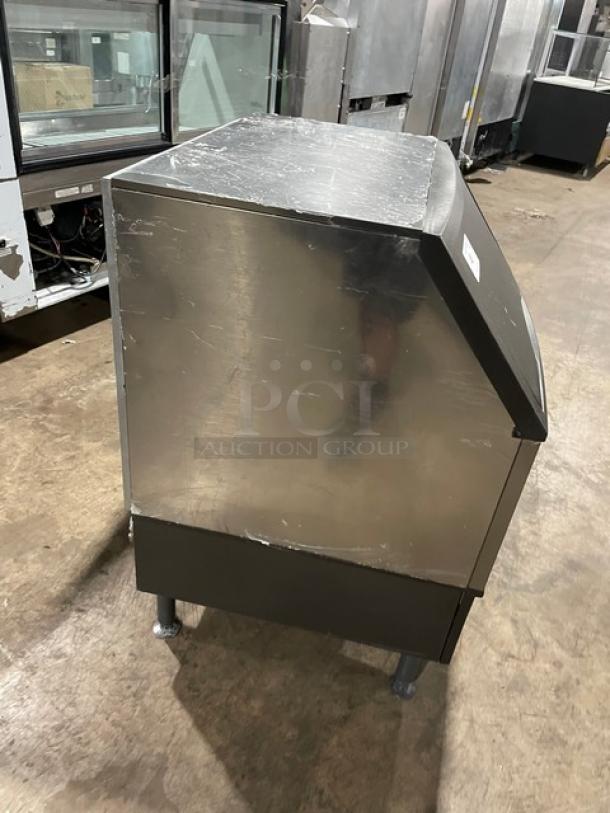 Manitowoc Commercial Air Cooled Undercounter Half Dice Ice Machine! All Stainless Steel! On Legs!  115V 1 Phase! Model: UY0310A-161B SN: 310375823! - Image 4 of 9