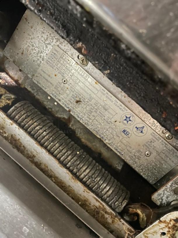 Sunfire Commercial Natural Gas Powered 6 Burner Range! With Full Size Oven Underneath! With Back Splash & Overhead Salamander Shelf! All Stainless Steel! With Metal Oven Rack! On Casters! Model: X36-6R! - Image 9 of 10