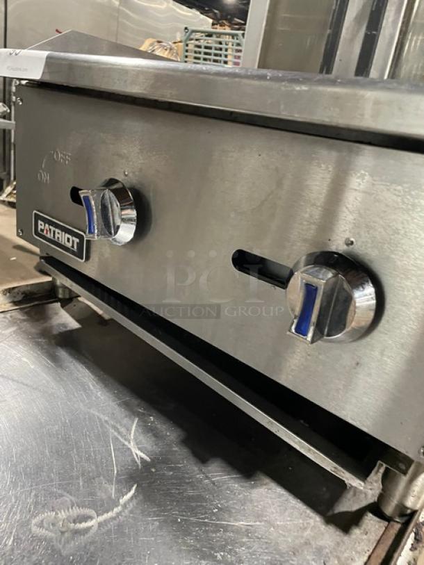 Patriot Commercial Natural Gas Powered Countertop Char Broiler! On Stand With Storage Shelf! All Stainless Steel! Model: FMECTG-24! Working When Removed! - Image 7 of 10