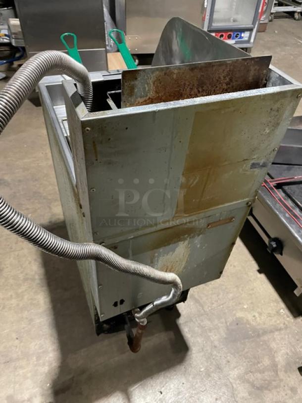Vulcan Commercial Natural Gas Powered Floor Style Deep Fat Fryer! With Back Splash! All Stainless Steel! With 2 Frying Baskets! On Legs! Working When Removed! - Image 4 of 9