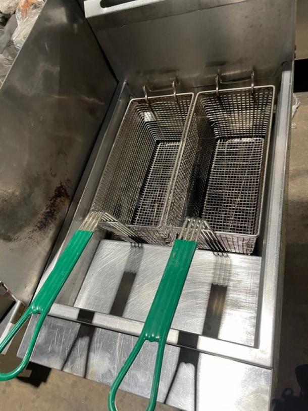 Vulcan Commercial Natural Gas Powered Floor Style Deep Fat Fryer! With Back Splash! All Stainless Steel! With 2 Frying Baskets! On Legs! Working When Removed! - Image 5 of 9