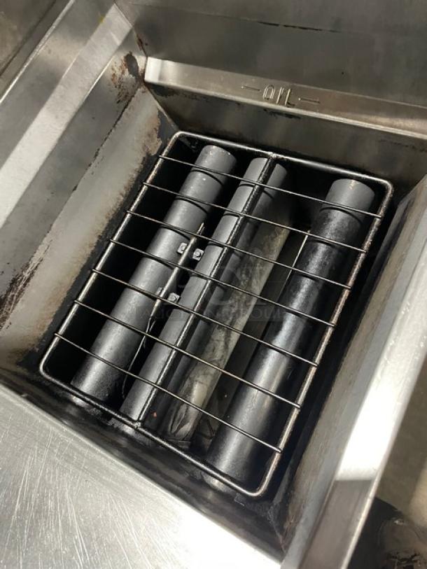 Vulcan Commercial Natural Gas Powered Floor Style Deep Fat Fryer! With Back Splash! All Stainless Steel! With 2 Frying Baskets! On Legs! Working When Removed! - Image 6 of 9