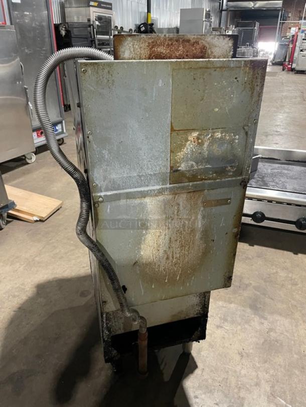 Vulcan Commercial Natural Gas Powered Floor Style Deep Fat Fryer! With Back & Side Splash! All Stainless Steel! With 2 Frying Baskets! On Legs! Working When Removed! - Image 4 of 8