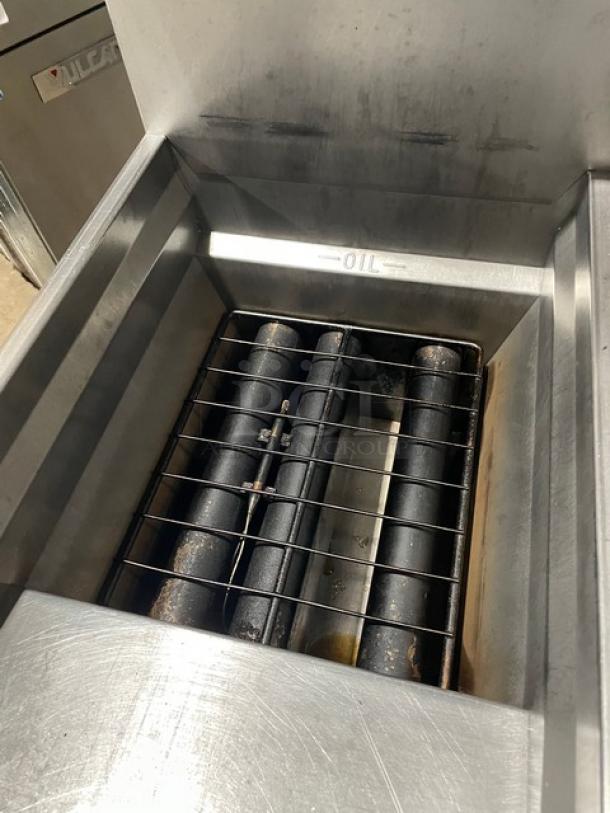 Vulcan Commercial Natural Gas Powered Floor Style Deep Fat Fryer! With Back & Side Splash! All Stainless Steel! With 2 Frying Baskets! On Legs! Working When Removed! - Image 5 of 8