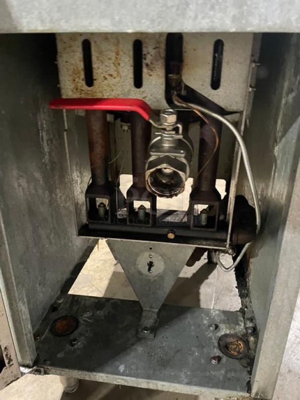 Vulcan Commercial Natural Gas Powered Floor Style Deep Fat Fryer! With Back & Side Splash! All Stainless Steel! With 2 Frying Baskets! On Legs! Working When Removed! - Image 6 of 8